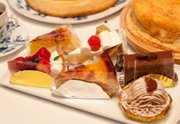 平日の夜は落ち着いたカフェでケーキとドリンクを飲みながら会話を楽しもう！