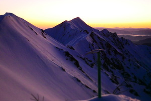 白い稜線とマジックアワー　伯耆大山