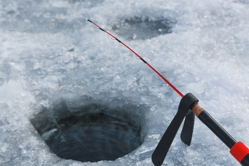 凍った湖でワカサギ釣りを体験しませんか？