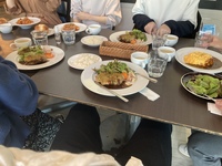 カフェでわいわいご飯食べましょーー🍝