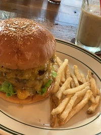 集まれ！！ハンバーガー食べ隊！！