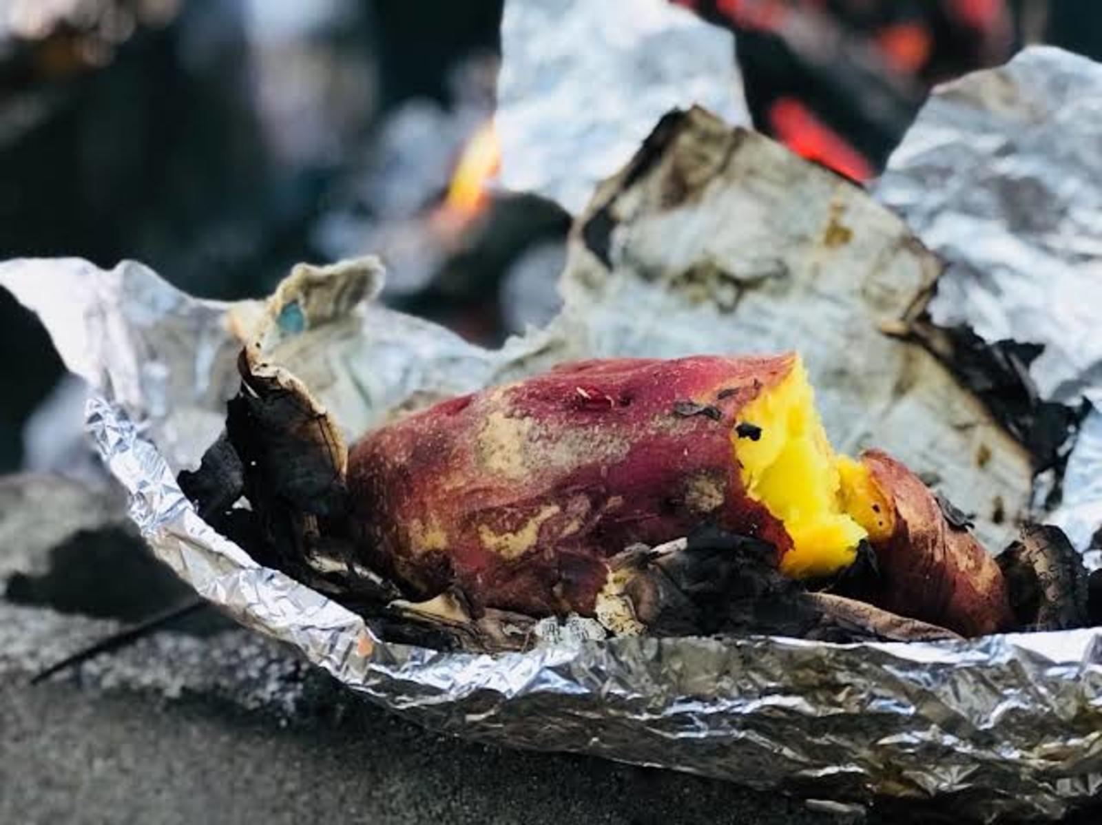 ホクホク感がたまらない♪落ち葉で焼き芋🍠