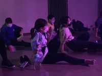 暗闇✖️光✖️音✖️フィットネスの非日常空間の中でエキサイトに体を動かそう‼️
