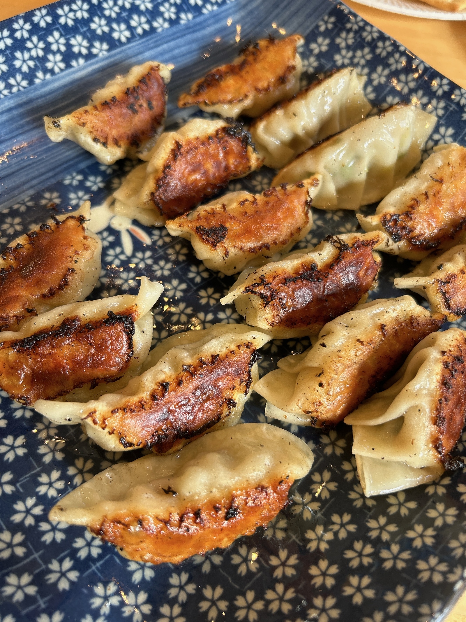 餃子食べ放題♪焼きたて餃子いかがですか〜