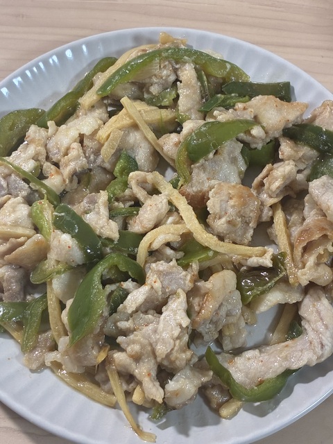 こちらは今日の夜ご飯になります🥩🥬🫑🔥✨
