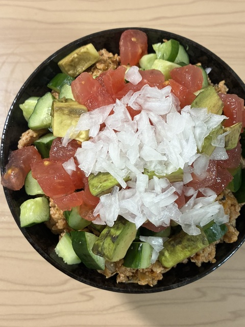 こちらは今日の夜ご飯になります🌮🍅
