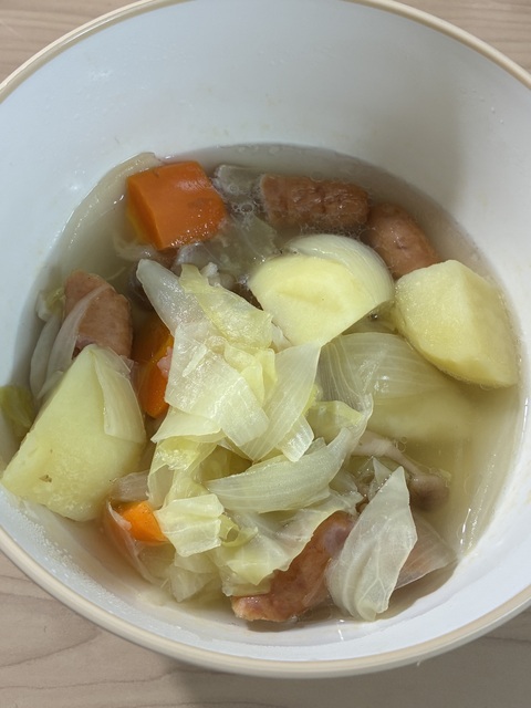 こちらは今日の夜ご飯になります🥕🥔🍲✨