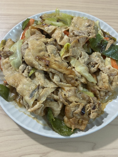 こちらは今日の夜ご飯になります🥩🍲✨