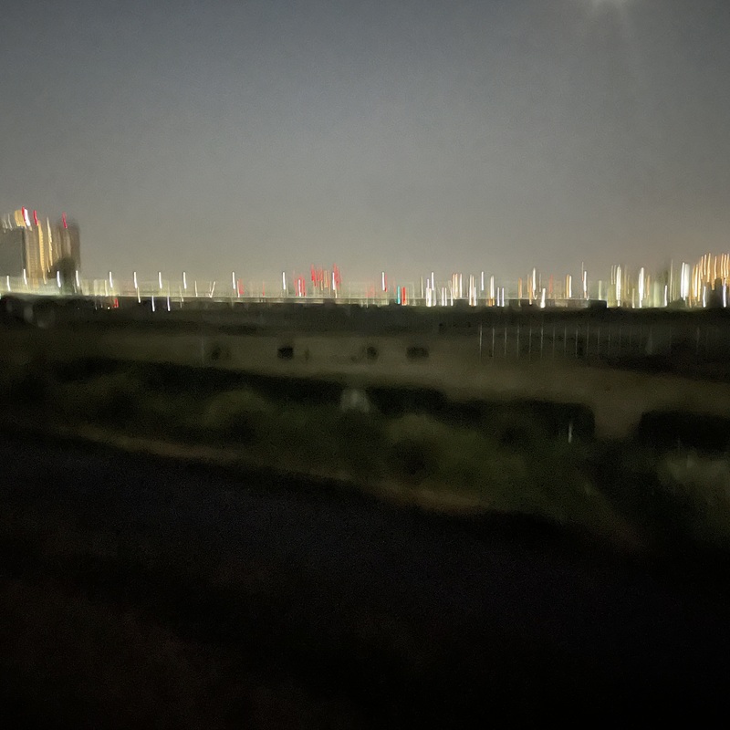夜の巷を徘徊する