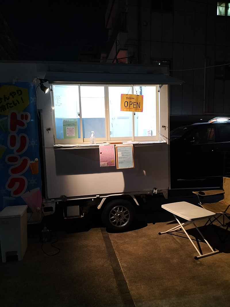 キッチンカーのテラス席でノンアル飲み