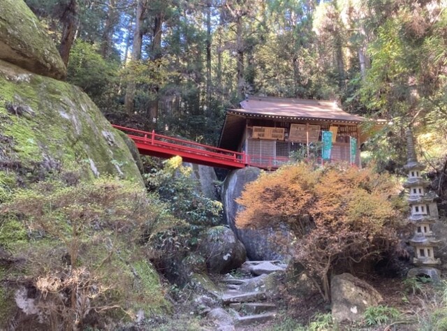 栃木・群馬 厳島神社に眠る巨石、蓬莱山の美しい紅葉
