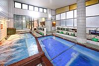 温泉施設でサウナや温泉を楽しむ