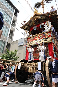 祇園祭,動く美術館をまじかで鑑賞