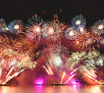 横浜の夜景をバックに花火大会　夜空に開く大輪の花！！夜景２００００発花火大会　