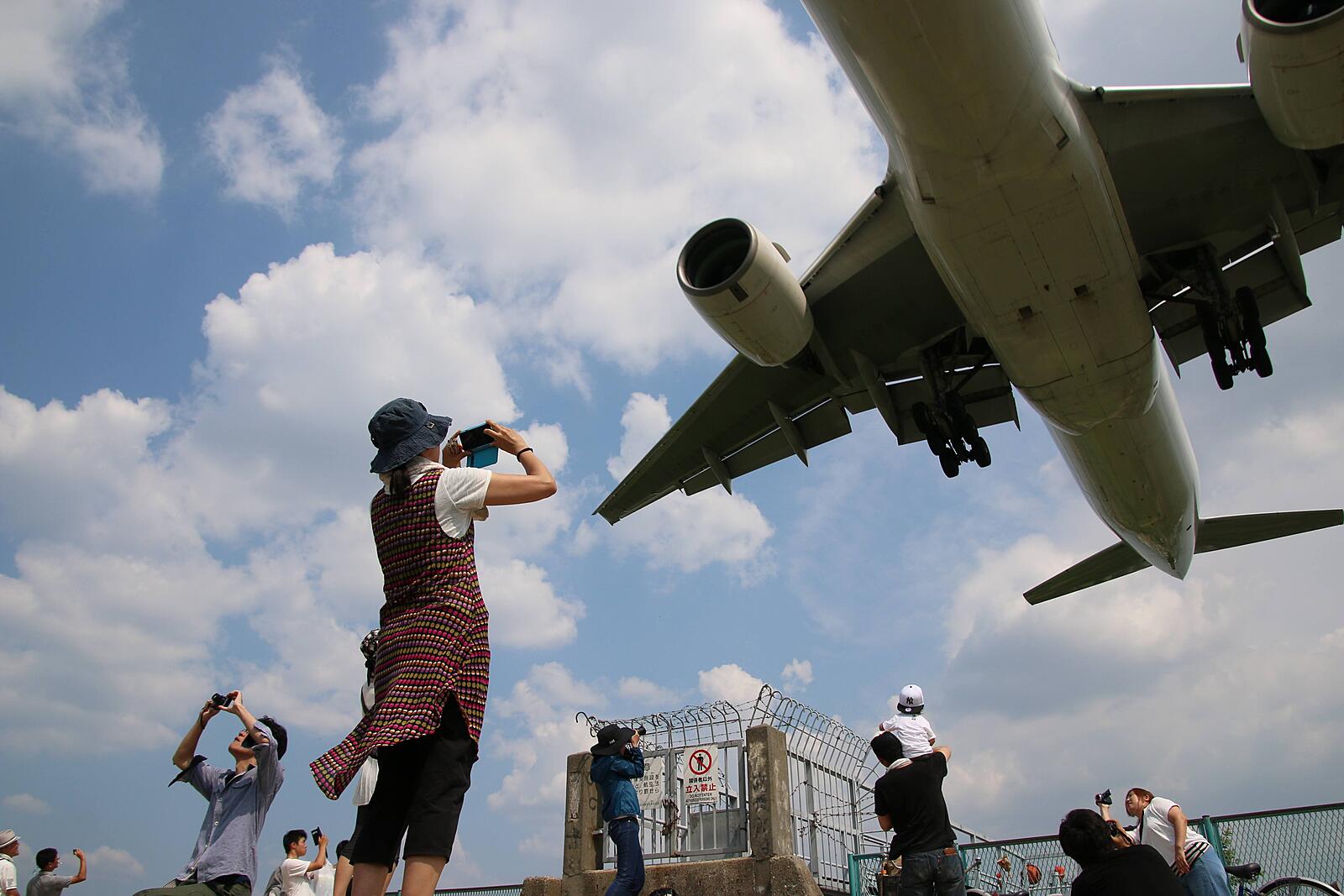 「千里川の土手」飛行機に手が届きそう❗迫力満点まるでおとなの遊園地🎡❗