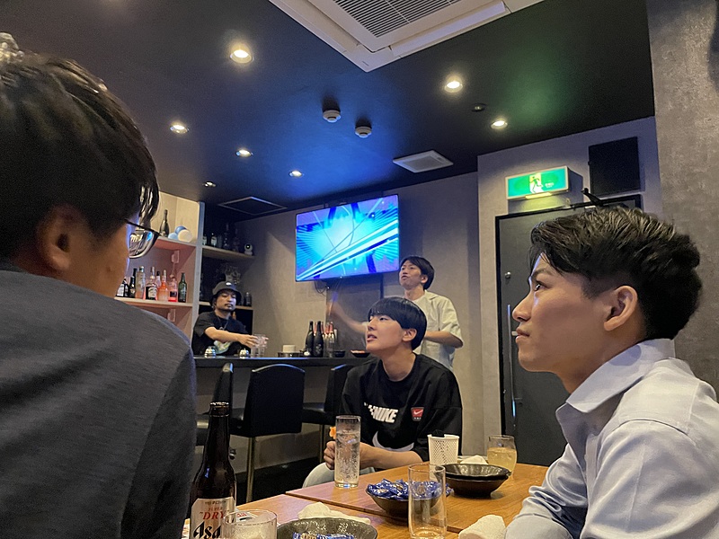 【カラオケ飲み会🎤🍻】歌って飲んで楽しむ特別な夜🌟