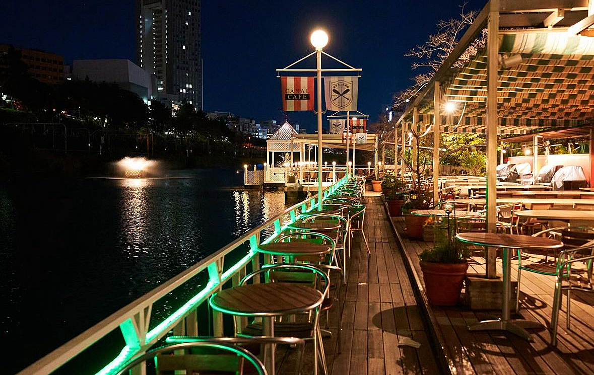 水の上に浮かぶカフェ！？都心とは思えない、海外のような開放感のあるカフェに行こう☕️🍩