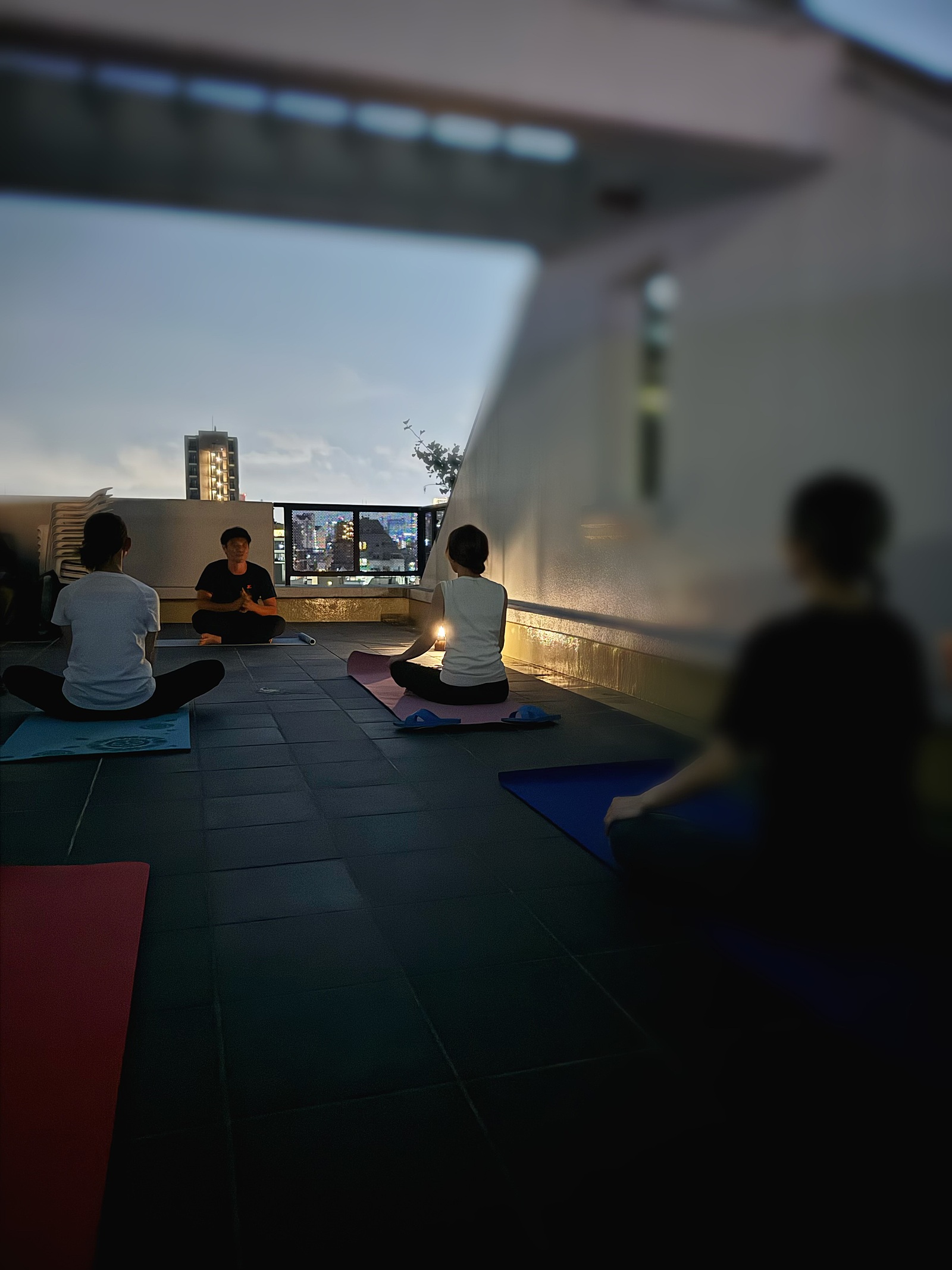 【屋上リラックスヨガ】夜の風に包まれて初心者向けヨガ体験🌙✨