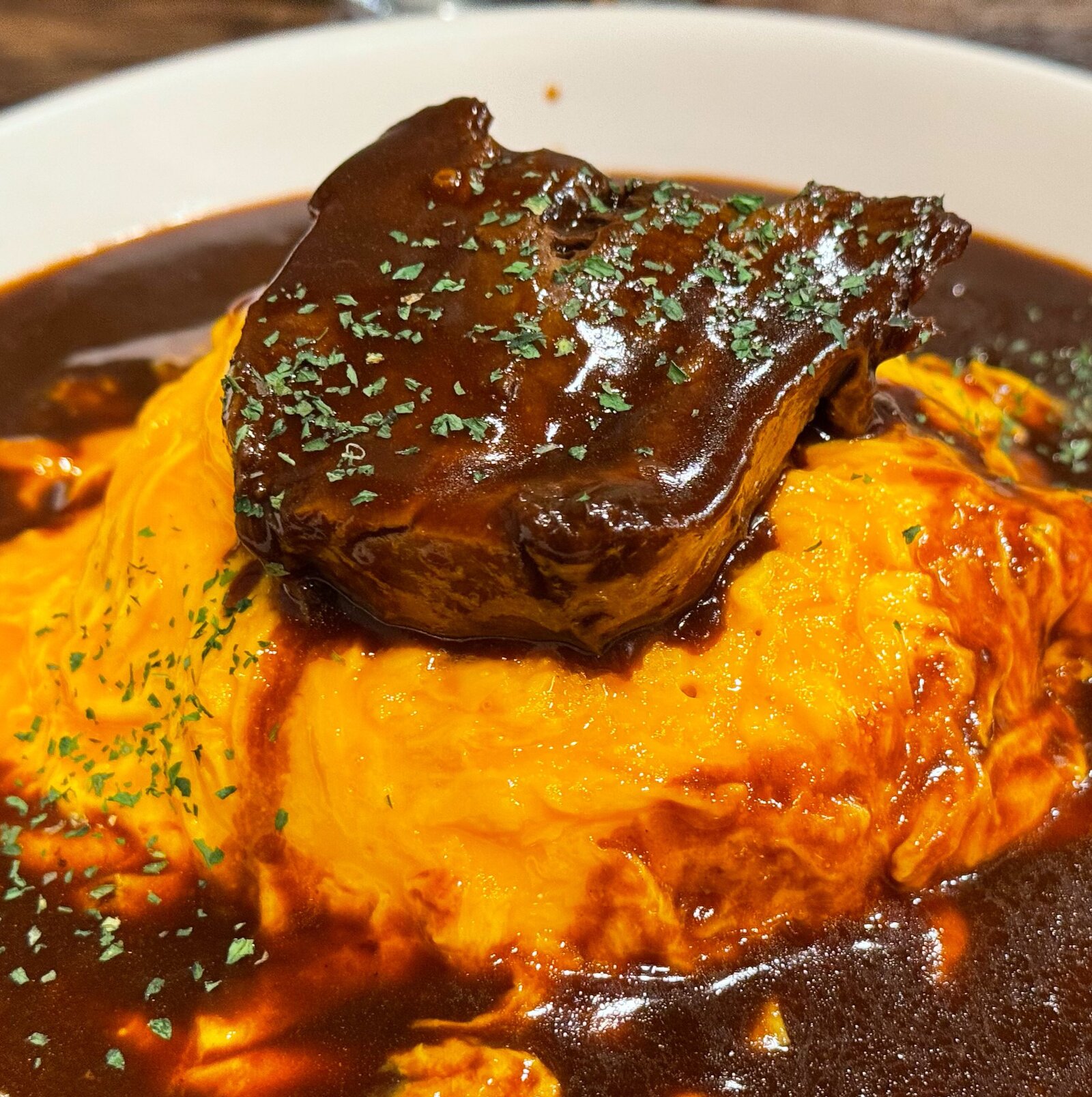 【🍽️ 恵比寿の老舗洋食店「チャモロ」リニューアルオープン！名物牛タンオムライスを楽しもう🍳🍅🍚