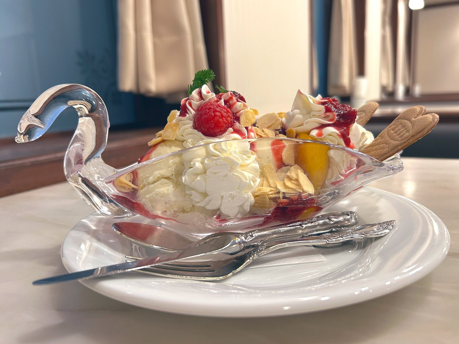 フルーツいっぱいのパフェ🍇🍓🍑🍉ウィーンに来たような世界観が味わえるカフェに行こう✨ ☕✧