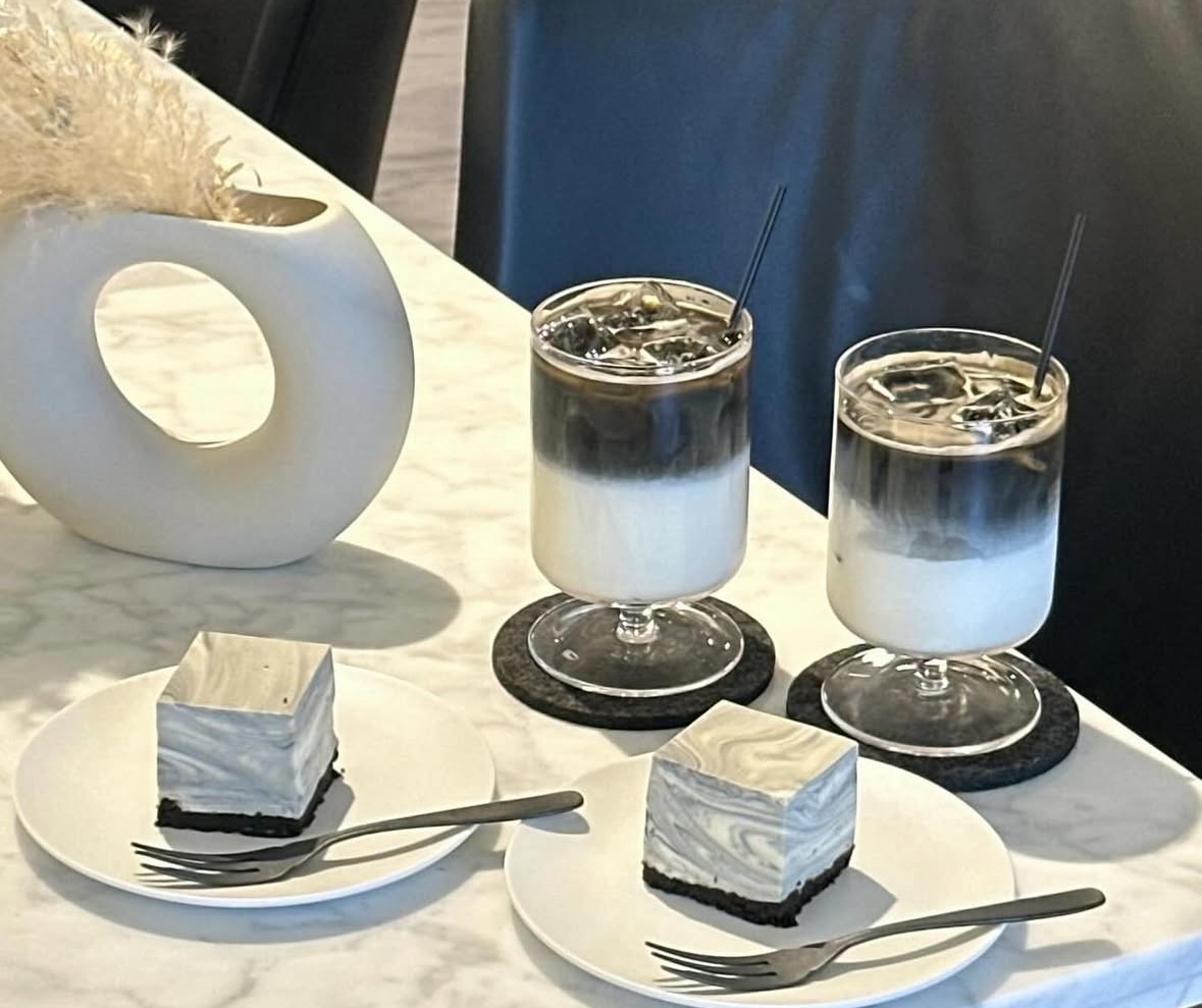 【20代・30代限定】🎨まるでアート！モノトーンの世界で過ごす特別なカフェタイム☕
