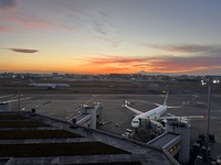 のんびり空港さんぽ。展望デッキで夕暮れの空と飛行機を眺めます。