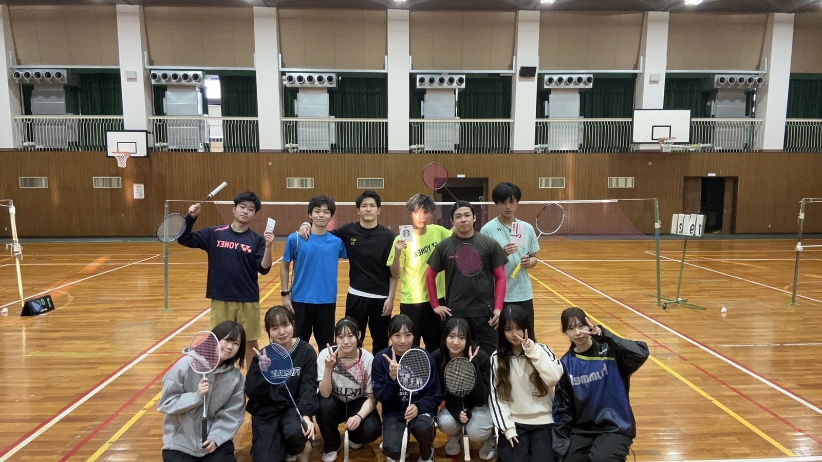 競技場でバドミントンしようー！