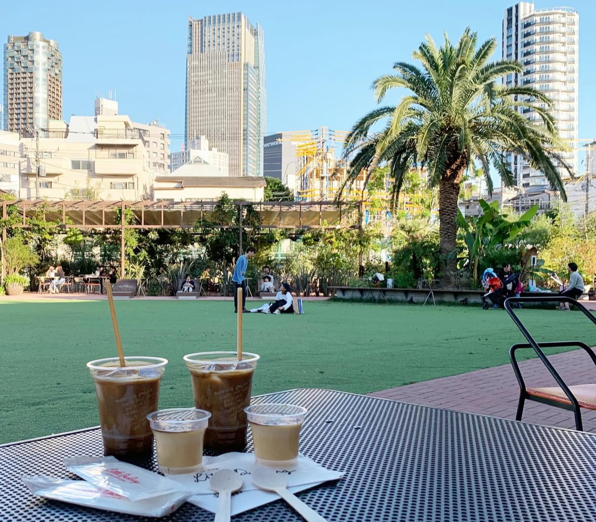 まるで海外！芝生に囲まれた倉庫リノベカフェでピクニック気分♪ 空と芝生とコーヒーと。おしゃれカフェでのんびりタイム