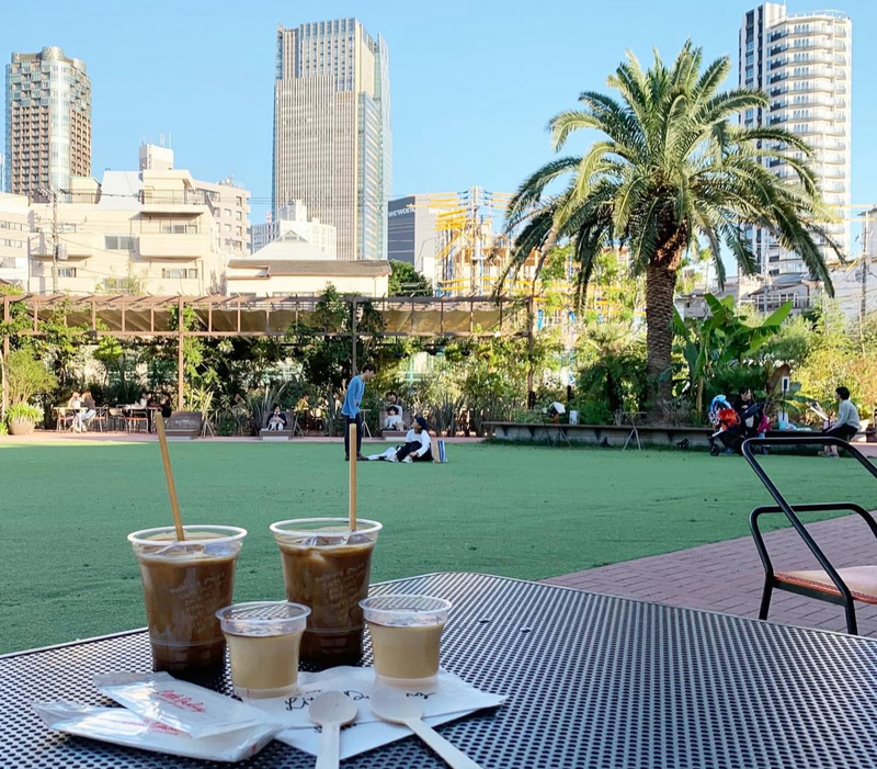 まるで海外！芝生に囲まれた倉庫リノベカフェでピクニック気分♪ 空と芝生とコーヒーと。おしゃれカフェでのんびりタイム