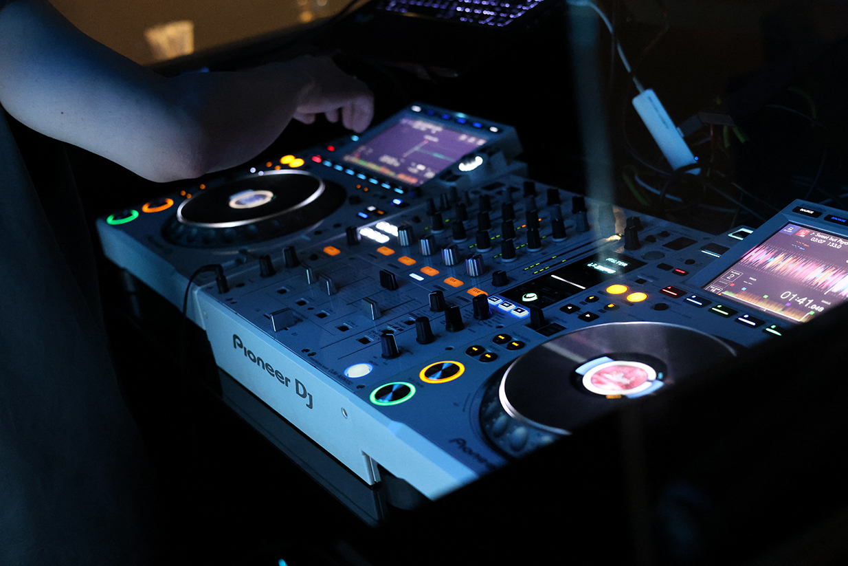 🎧🌈 **DJ NIGHT CLUB - 六本木で DJフェス！**🪩💫