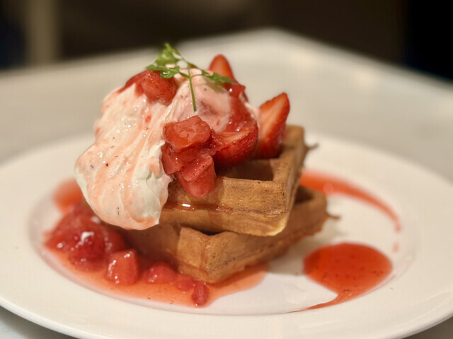 【11/26(水)銀座開催✨】満席続出🍓 女子会ワッフルナイト！話題のカフェで限定スイーツを食べて語ろう♫