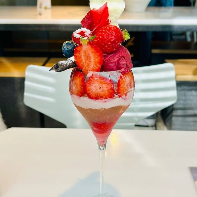 【20代30代限定】パフェ専門店に行こう！おすすめは苺と3種のチョコレート🎈🎈