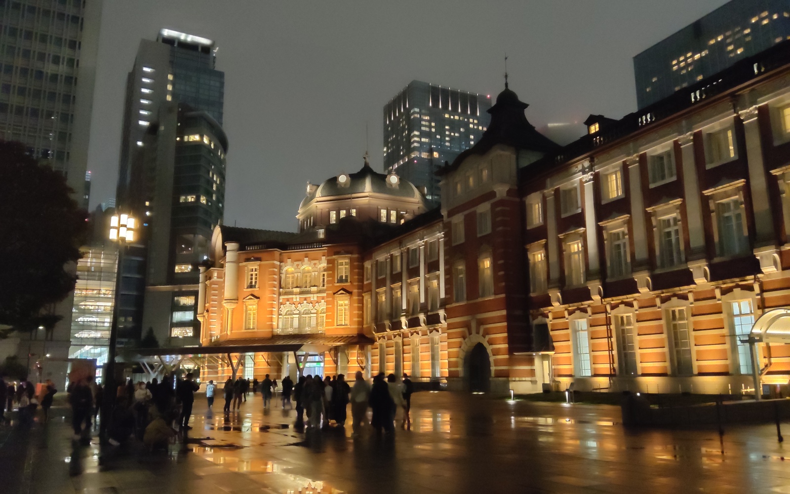 2つのタワーが同じくらいに見える場所を探そう！