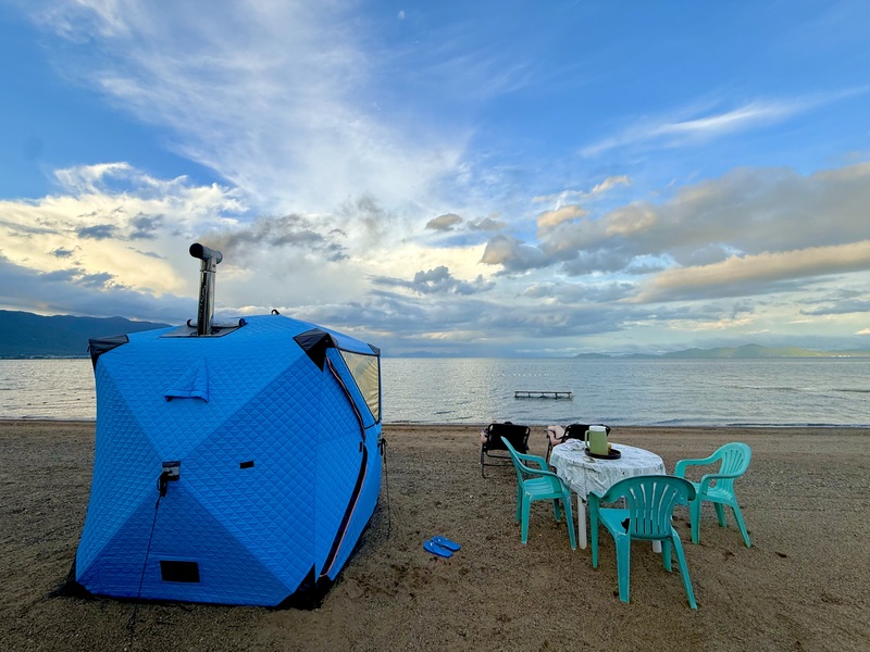 【1月24日限定🔥】琵琶湖湖畔・民宿山宗で真冬の焚き火&テントサウナ&BBQ！非日常体験を思いきり楽しもう⛄️