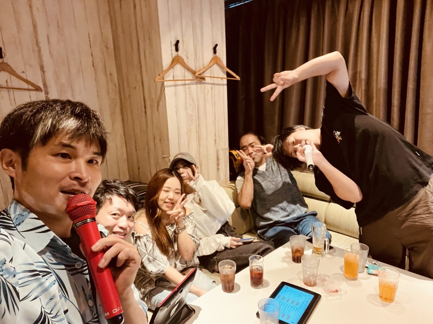 無邪気にワイワイ楽しもう！🎤 神田deカラオケオフ会 🎤 ３時間飲み放題！✨歌って飲んで楽しもう💞