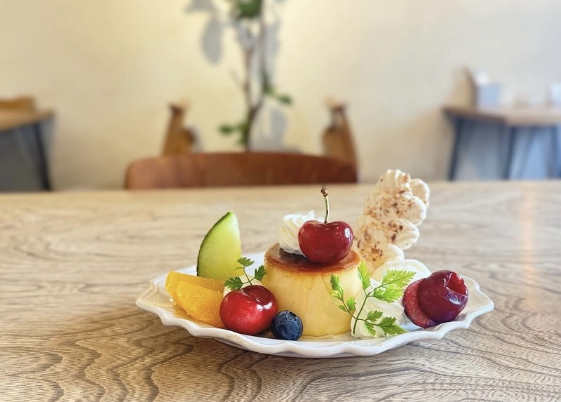 🍮☕️ 名物プリンが人気！新宿の淡色カフェに行こう✨️
