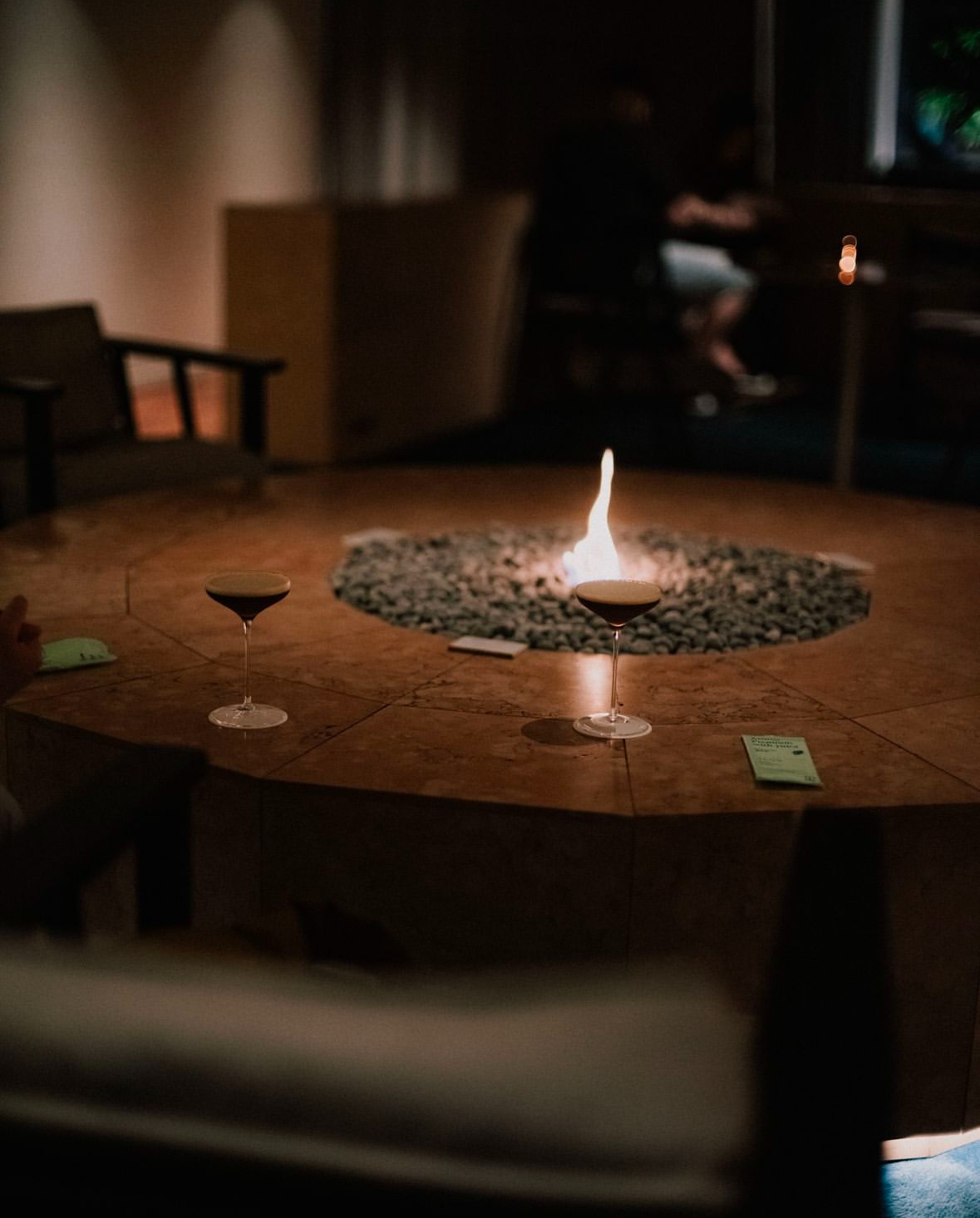 穴場スポット✨ お洒落なホテルラウンジで特別な一杯と焚き火を楽しむバー会 🍸