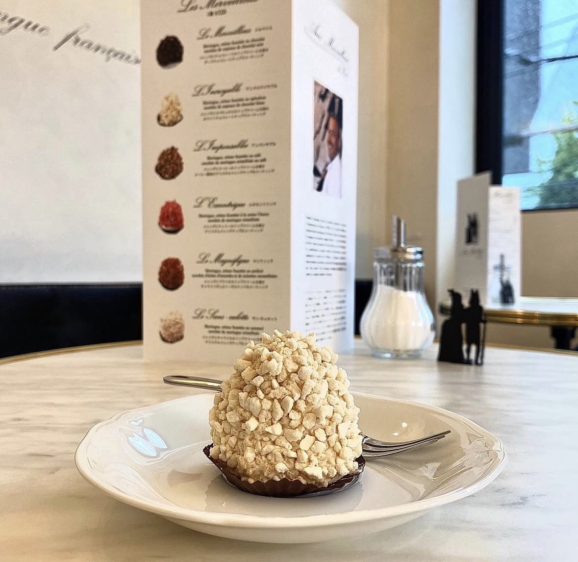 パリ気分🇫🇷日本だとここでしか食べれない！？話題の“割って食べる”メレンゲスイーツを食べに行こう😆
