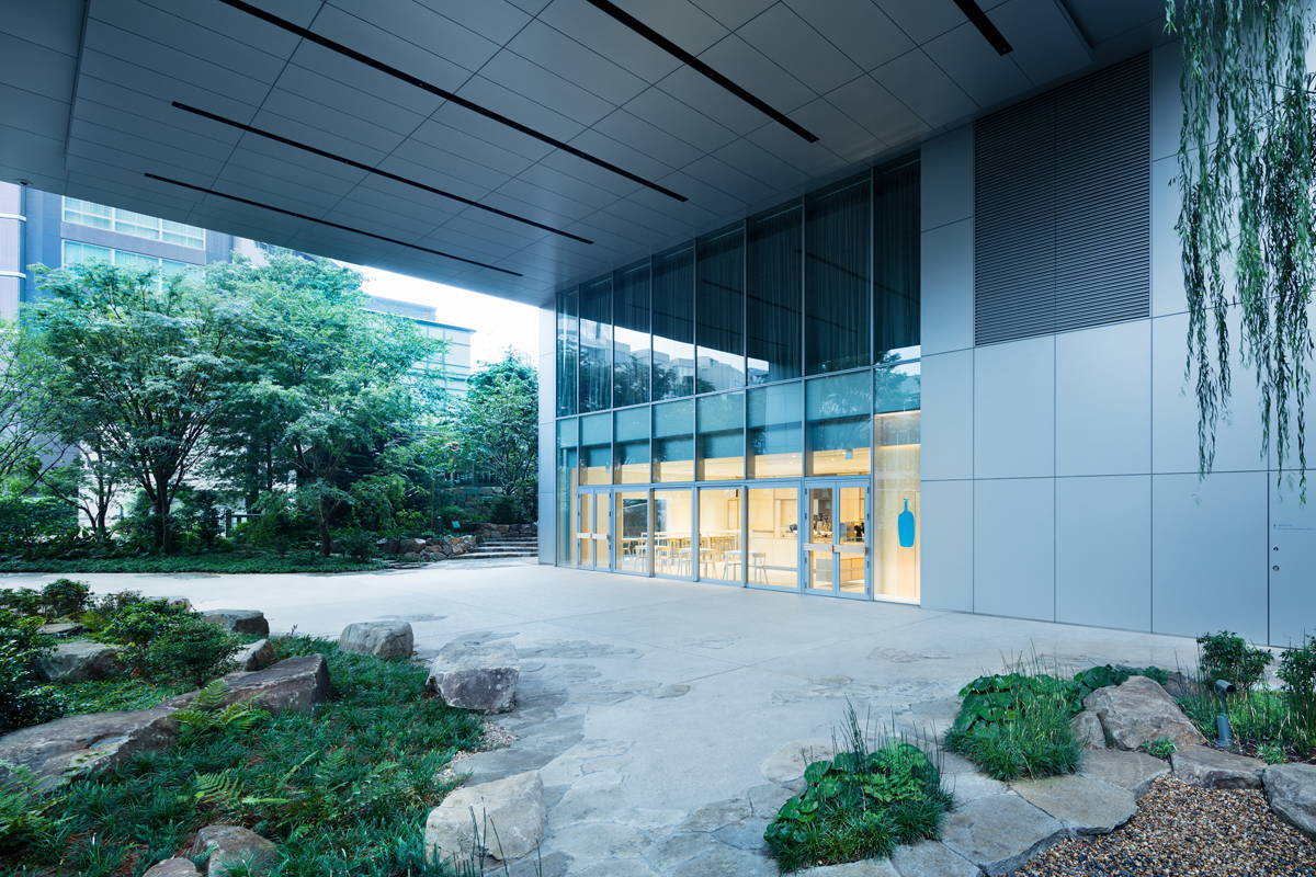 \都会で自然を満喫/六本木から乃木坂あたりカフェを片手にぶらぶら☺️✨