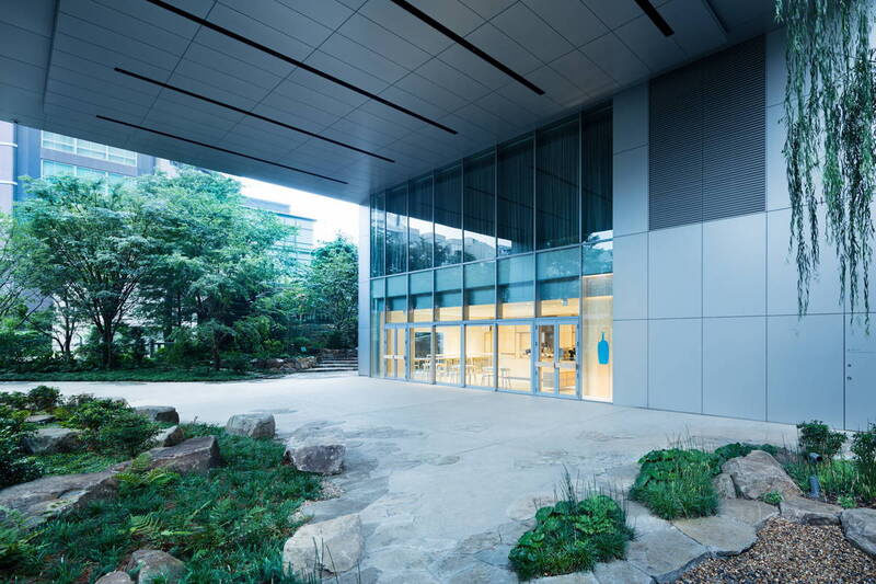 \都会で自然を満喫/六本木から乃木坂あたりカフェを片手にぶらぶら☺️✨