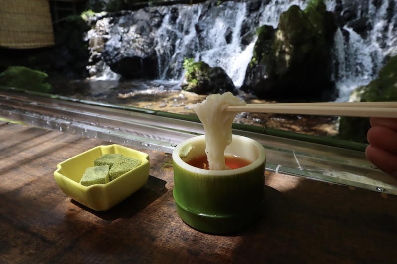 【京都の夏の風物詩🎐】貴船神社で流しそうめん＆涼しい避暑地を満喫しよう！   29歳以下限定(一部除く)