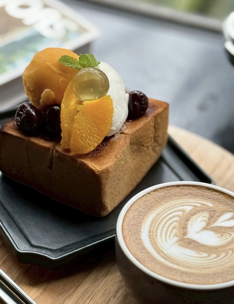 【30〜40歳】洗練されたインテリアが魅力のカフェ（人形町）でモーニング☕️しませんか？厚切りトーストが有名🍞