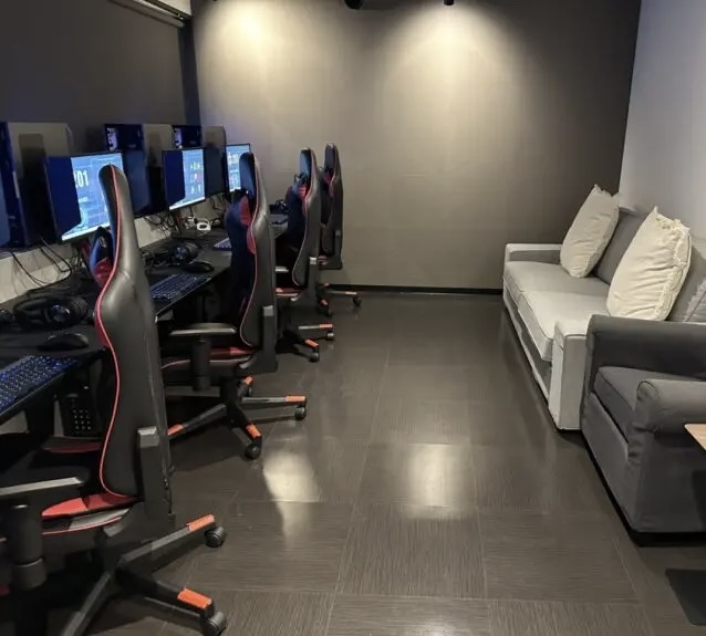 土曜の昼から、オフでゲーム会！ゲーミングスペースでみんなでわいわい盛り上がろう！