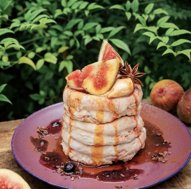 ☕️🌿 緑に囲まれたおしゃれカフェ♪ 絶品ふわふわパンケーキを食べに行こう 🥞🍰