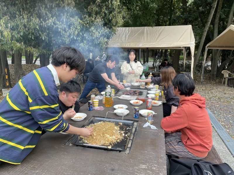 🌳服部緑地でバーベキューとバトミントン！🍔🏸　
そのあと手持ち花火も🎆